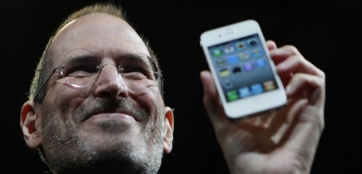 Steve Jobs končí jako generální ředitel Applu.