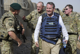 Britský ministr obrany Liam Fox mezi svými vojáky.