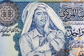Libyjskou měnu zdobí Kaddafího tvář, ale plukovník bude raději platit ve zlatě.