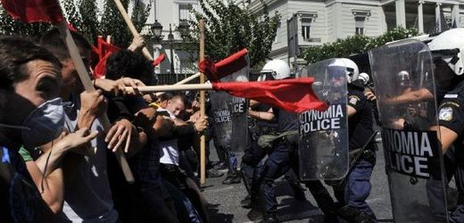 Studenti se ve čtvrtek střetli s policií před řeckým parlamentem.