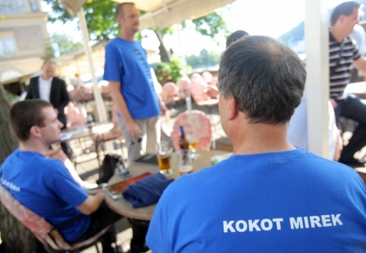 Kokot Mirek má na tričku Kalousek. Mimo setkání klubu nosí tento dres na tenis.