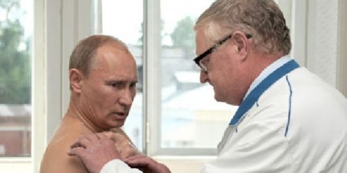 Obrácené role. Ruský premiér chce léčit domácí volební manýry.