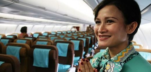 Letušky indonéské společnosti Garuda nesmějí mít umělá prsa.