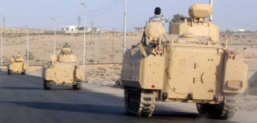 Egyptské tanky na Sinajském poloostrově.
