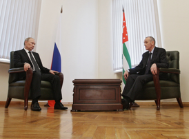 Největší šance na vítězství má patrně viceprezident Alexandr Ankvab (na fotografii s ruským premiérem Putinem).