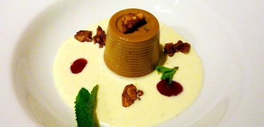 Kávová panacotta s vanilkovým krémem a sladkými ořechy. 