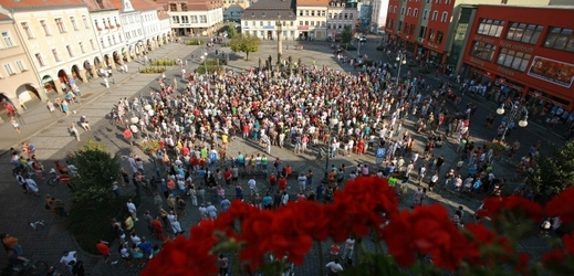 Na demonstraci proti kriminalitě přišlo v Rumburku zhruba 1500 lidí (Foto: Karel Šanda).