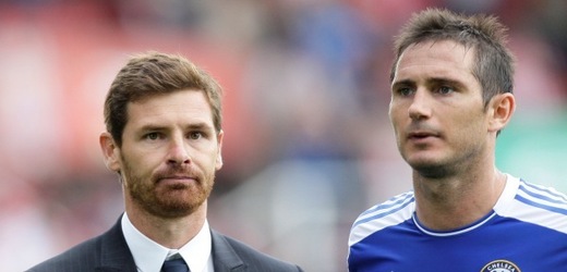 Střelec druhé branky Chelsea Frank Lampard (vpravo) s trenérem André Villas-Boasem.