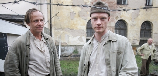 Hlavních rolí se zhostili Karel Roden a Jan Budař.