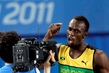 Usain Bolt před startem tradičně vtipkuje a rozdává úsměvy do kamery. V té chvíli ještě netuší, že do cíle stovky vůbec nedoběhne.