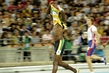 Bolt ze sebe vztekle strhává jamajský dres, v šoku jsou i diváci na zaplněném stadionu v korejském Tegu.