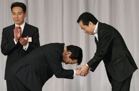 Jošihiko Noda se klaní předchůdci Naoto Kanovi, který mu gratuluje ke zvolení.
