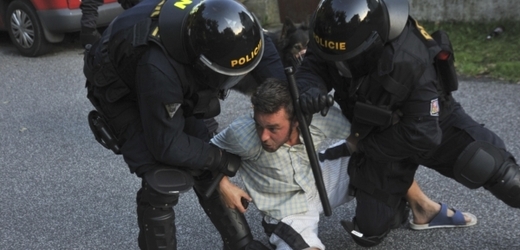 Policie musela proti agresivním demonstrantům zakročit.