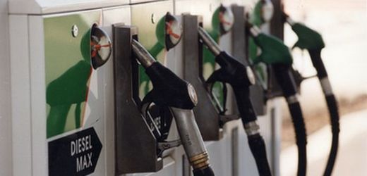 Ceny pohonných hmot v Česku stále klesají.