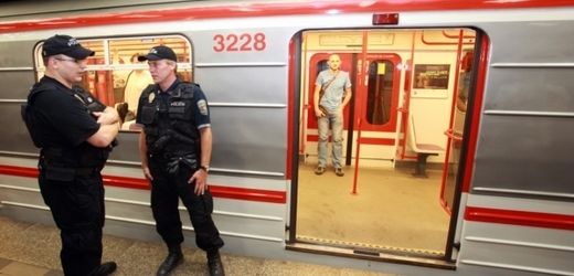 Pod soupravu metra spadl po poledni člověk (ilustrační foto).