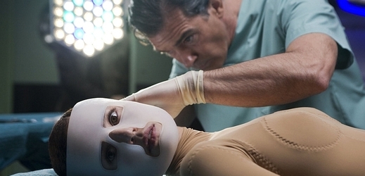 Antonio Banderas jako vědec posedlý vynálezem bezpečné kůže.