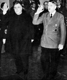 Ferdinand Ďurčanský byl ministrem zahraničí loutkového slovenského státu v čele s Jozefem Tisem, který má na Slovensku rovněž několik soch (Tiso na fotografii s Adolfem Hitlerem).