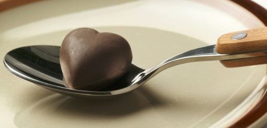 Čokoláda obsahuje antioxidanty a protizánětlivé látky, které jsou tělu prospěšné.