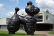 Sousoší ze tří monumentálních černých pudlů umělec vystavil před muzeem Het Domein v nizozemském městě Sittard.