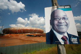Prezident Jacob Zuma na sešlém volebním plakátu. V pozadí stadion, kde se hrálo fotbalové MS 2010.