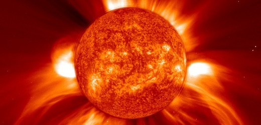 Ve slunečních skvrnách vznikají erupce, které mohou zasáhnout Zemi.