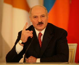 "Válku nám samozřejmě nikdo nevyhlásí, ale na ústavní převrat, na ten se mnozí třesou," řekl Lukašenko, který loni v prosinci tvrdě potlačil demonstrace běloruské opozice a vysloužil si za to rozsáhlé mezinárodní sankce.