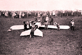 Letadlo Jana Kašpara po nehodě ve Dvoře Králové v neděli 27. srpna 1911.