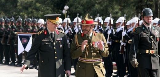 Jerry Mateparae (uprostřed) ještě jako armádní velitel při návštěvě v Turecku.