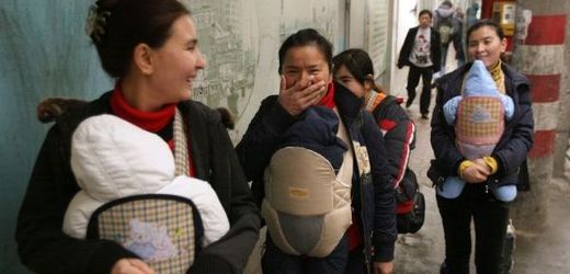 Politika jednoho dítěte se začíná Číně vymstívat. Malá nabídka pracovníků nutí čínské firmy zvyšovat mzdy.