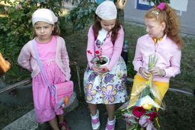 Květiny, sladkosti a nervozita k prvnímu školnímu dni patří.