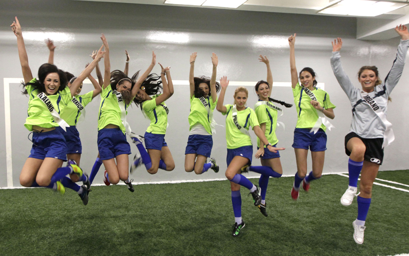 Nadšené krásky potřebovaly fotbalem vybít přebytečnou energii. (Foto: ČTK/AP)