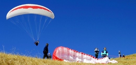 Paraglidista se zřítil ze 150 metrů (ilustrační foto).
