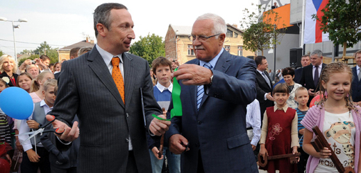 Prezident Klaus přijel na návštěvu školy svého syna (vlevo).