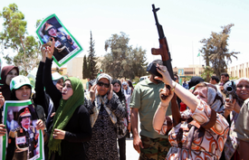 Ženy ve městě Bání Valíd demonstrují na Kaddáfího podporu, červenec 2011.  