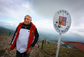 Desátého srpna se prezident Václav Klaus vydal tradičně zdolat nejvyšší horu Česka Sněžku. Počasí v ten den však jeho výpravě nepřálo a s ohledem na bolesti nohy se Klaus nechal na Sněžku vyvézt autem. (Foto: Karel Šanda)
