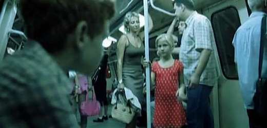 V jednom z klipů tančí holčička u tyče v metru podobně jako prostitutka v baru pro pány.