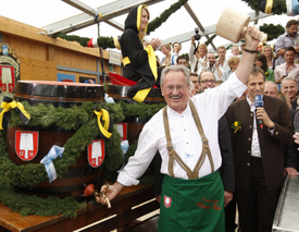Sociálnědemokratický primátor Mnichova Christian Ude udražením sudu zahajuje loňský Oktoberfest.