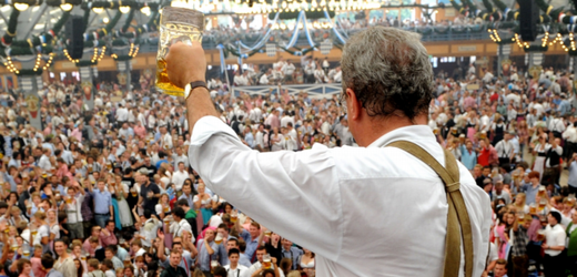 Sociálnědemokratický primátor Mnichova kyne svým Bavorům na Oktoberfestu. V čele zemské vlády by si ho přálo 42 procent respondentů, kdežto dosavadního premiéra Seehofera o tři procenta méně.