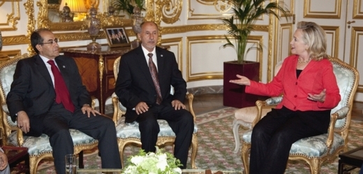 Hillary Clintonová se zástupci libyjské vlády.