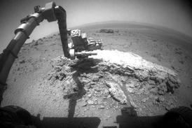 Robot objevil kámen, který se svým složením liší od všeho, s čím se vědci dosud na Marsu setkali.