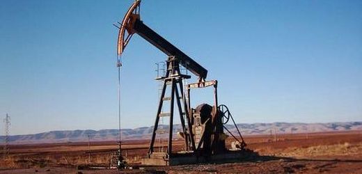 Těžba ropy v syrském Rumajlánu.