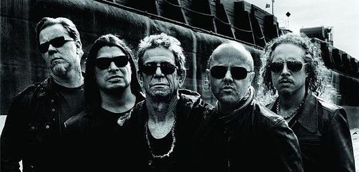 Lou Reed obklopen členy Metalliky.
