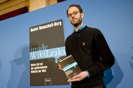 Daniel Domscheit-Berg od Assange odešel a napsal o tom knihu. 
