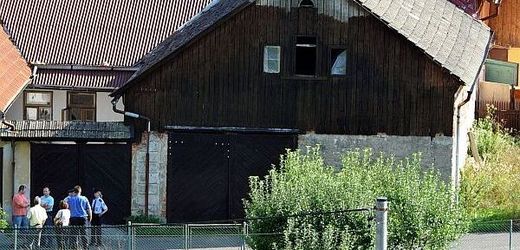 Dům (vpravo) v obci Široký Důl, kde byla nalezena těla čtyř mrtvých dětí. Podezřelou z vraždy je jejich matka.