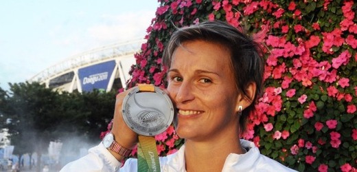 Barbora Špotáková pózuje se stříbrnou medailí.