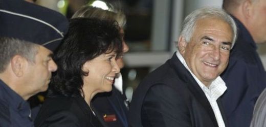 Dominique Strauss-Kahn a jeho žena Anne Sinclairová po příletu do Francie.