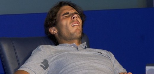 Bolestivá grimasa Rafaela Nadala na tiskové konferenci na US Open.