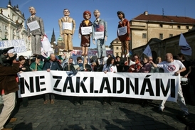 Proti radaru v Česku protestovala řada lidí.