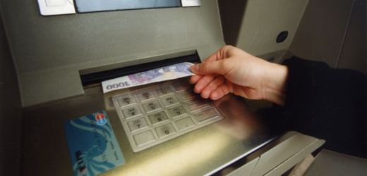 Zloději díky získání dat z karty mohli převést peníze na své konto (ilustrační foto).