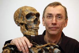 Genetik Svante Pääbo už loni zjistil, že se naši předkové křížili s neandertálci.